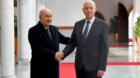 العفو الدولية تدين إعادة سيف الدين مخلوف إلى تونس وتطالب الجزائر بتوضيح الأساس القانوني