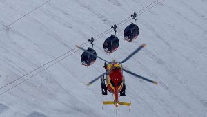 فيديو-حادث تلفريك في إيطاليا يسفر عن إصابات وإجلاء عشرات الأشخاص جوا