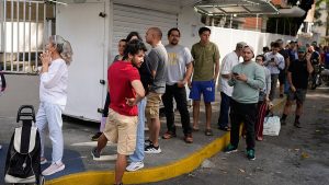 فيديو. قلق وترقب في فنزويلا.. سكان كراكاس يهرعون لتخزين المواد الغذائية