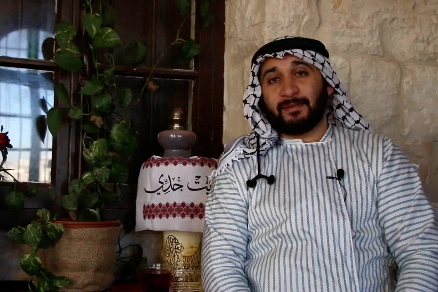 رحيل “حكواتي فلسطين” وحارس ذاكرتها.. من يُعوّض غياب حمزة العقرباوي؟