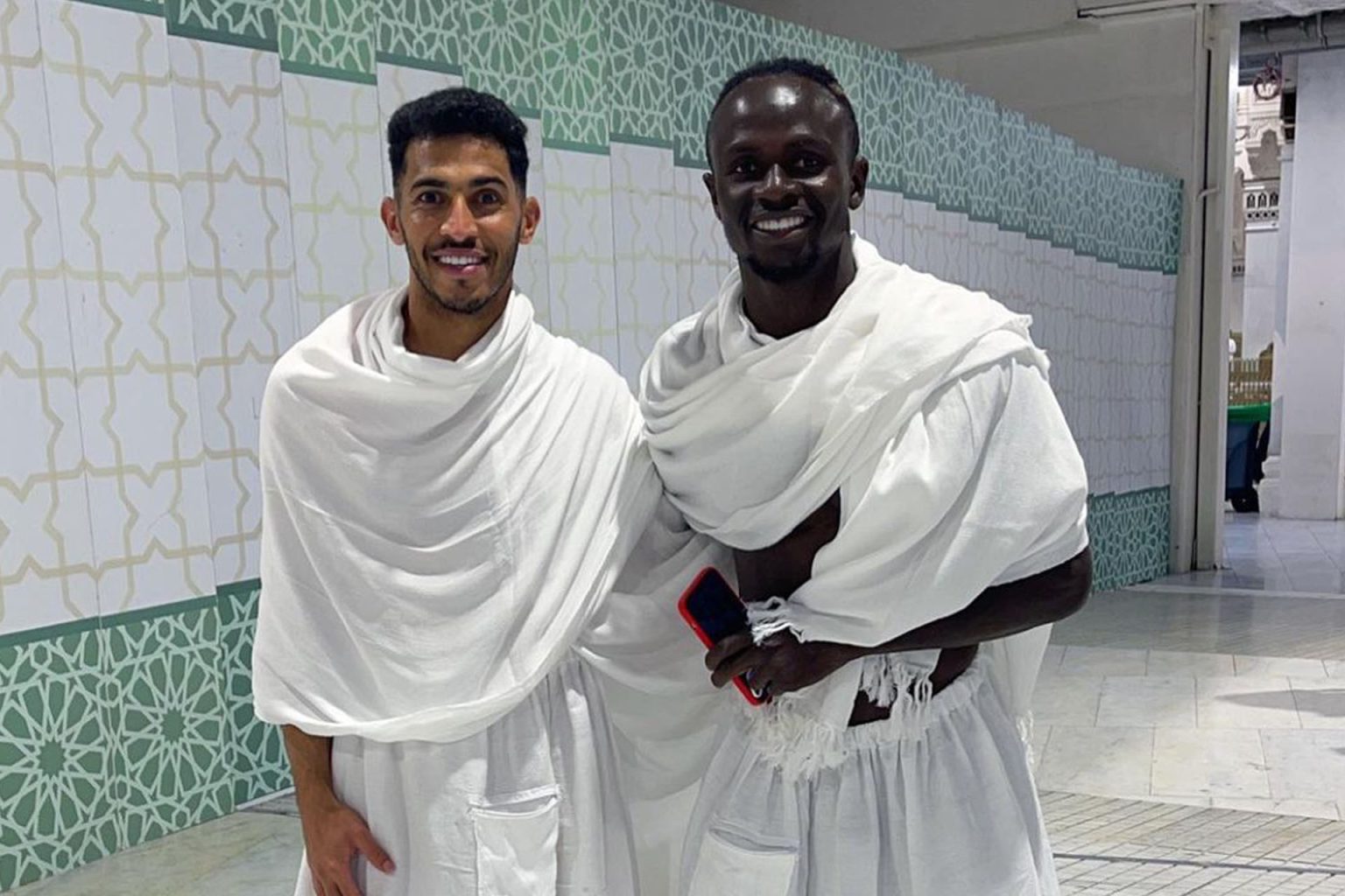 نجوم كرة قدم يعيشون حياة بسيطة رغم ثرواتهم الطائلة