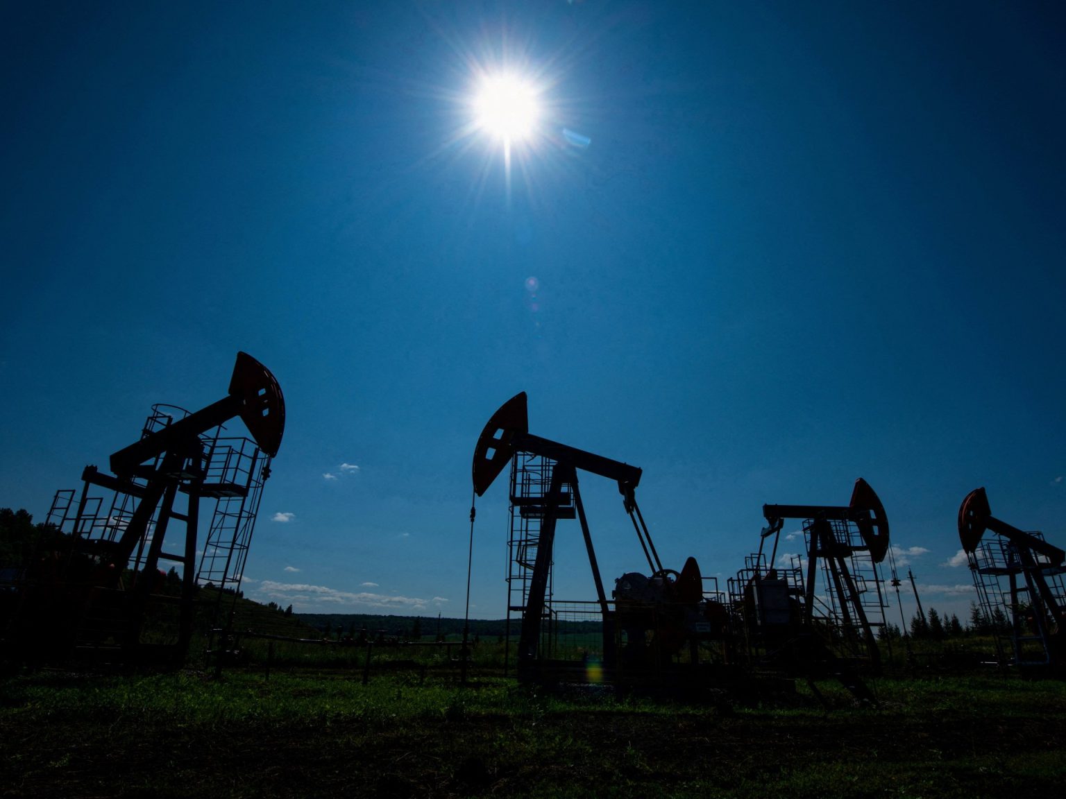 النفط يتراجع مع تقييم الإمدادات الإيرانية واستئناف صادرات فنزويلا