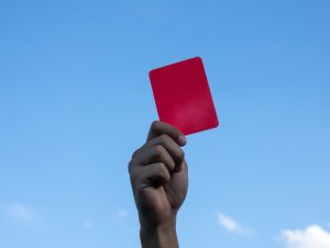 إيقاف لاعب جزائري 10 مباريات بعد بصقه على الحكم ومحاولة الاعتداء عليه