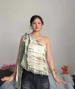 ارتداء السكارف كبلوزة صيحة تعيد تعريف الأناقة العصرية – أخبار السعودية