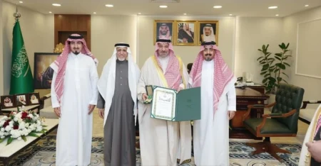 أمير نجران يسلّم مواطناً وسام الملك عبدالعزيز من الدرجة الثالثة لتبرعه لوالده بإحدى كليتيه – أخبار السعودية