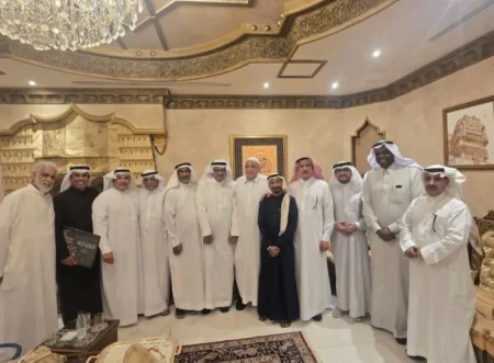 أكاديميون وإعلاميون يزورون باقادر – أخبار السعودية