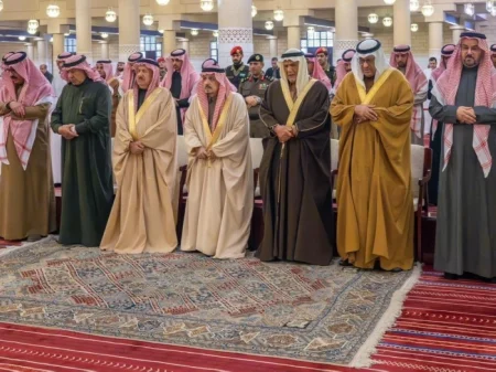 أمير الرياض يؤدي صلاة الميت على هند بنت سعود – أخبار السعودية