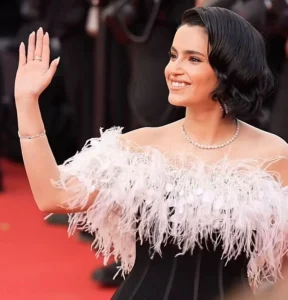 تشابه لافت بين إطلالتَي سيلينا غوميز ويسر الخالدي يثير الجدل – أخبار السعودية