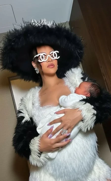 بعد أيام من الولادة.. ريهانا تخطف الأضواء بإطلالة جريئة – أخبار السعودية