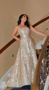 منى زكي تتألق بفستان ذهبي ساحر – أخبار السعودية