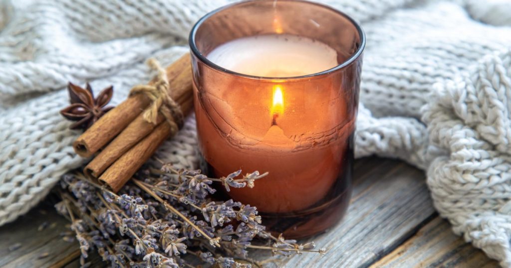 الدخان الخفي.. ماذا يحدث لجسمك عند إشعال الشموع المعطرة في المنزل؟