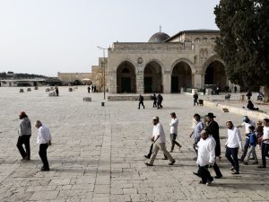 مستوطنون يقتحمون الأقصى وهدم منشآت فلسطينية بالقدس