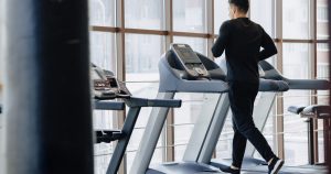 من السرعة إلى قوة المحرك.. دليلك لاختيار جهاز المشي الكهربائي