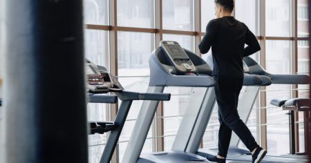 من السرعة إلى قوة المحرك.. دليلك لاختيار جهاز المشي الكهربائي