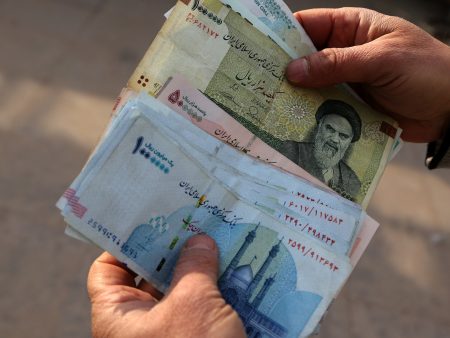 الريال الإيراني يهوي إلى مستوى قياسي أمام الدولار