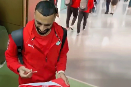 تفاصيل الحوار “المثير” بين محمد صلاح ومراسل مصري في المغرب