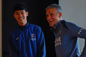 فيديو.. إنريكي يستقبل صفقة سان جيرمان درو بتحدي الـ100 هدف وتمريرة