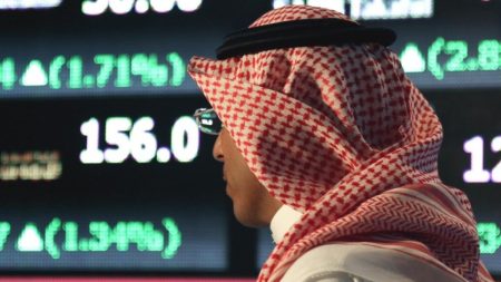 الأسهم السعودية ترتفع إثر قرار فتح السوق أمام المستثمرين الأجانب
