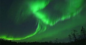 الشفق القطبي.. حكاية الضوء الذي رقص في فناء بيت من بيوت ألاسكا