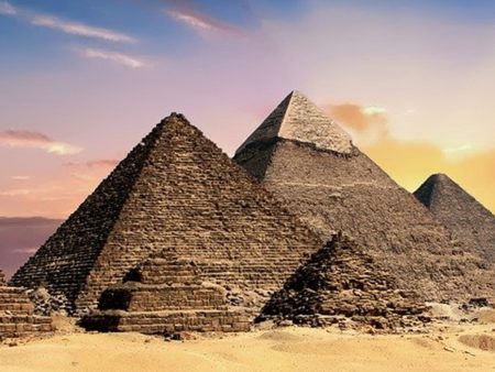 باحث مجهول ونظرية مريبة.. كيف فسرت الفيزياء بناء الأهرامات؟