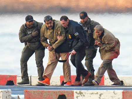 “نحن بخير نحن مقاتلون”.. برقية تحدي بعثها مادورو من داخل السجن الأميركي