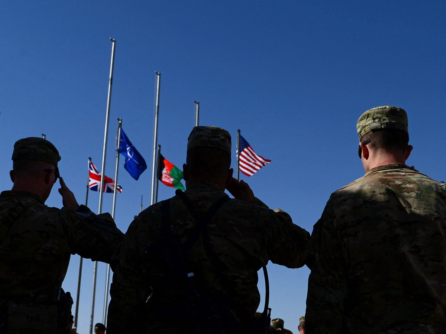 بعد تصريحاته الصادمة.. ترمب يشيد بدور بريطانيا في أفغانستان