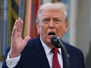 ترامب: سننخرط بقوة في قطاع النفط الفنزويلي