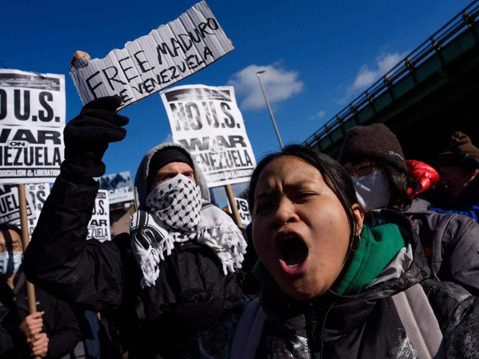 مظاهرات مؤيدة ومعارضة لاعتقال مادورو والاتحاد الأوروبي يدعو “لضبط النفس”