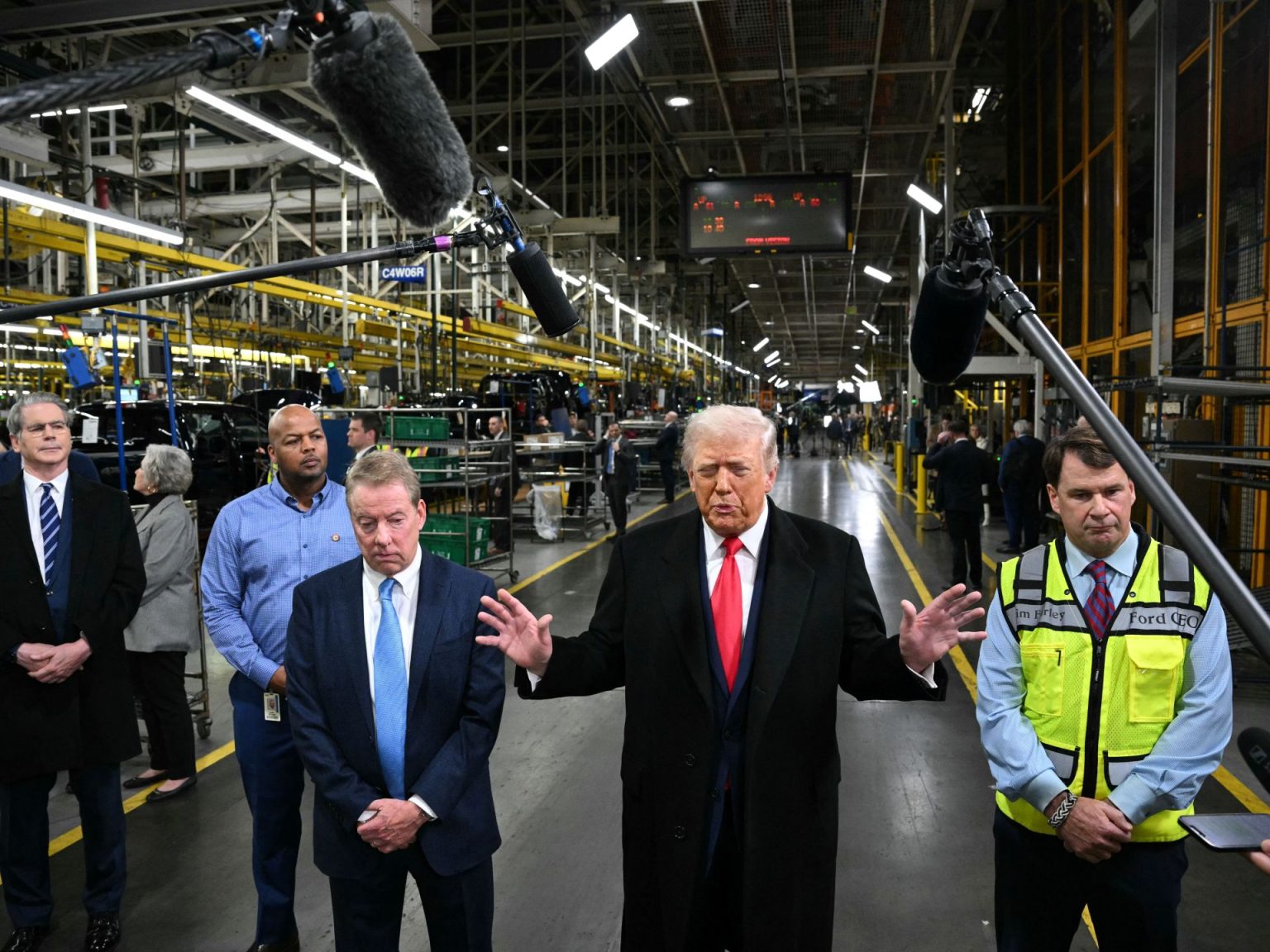 ترامب يوجه إشارة بذيئة لعامل في مصنع