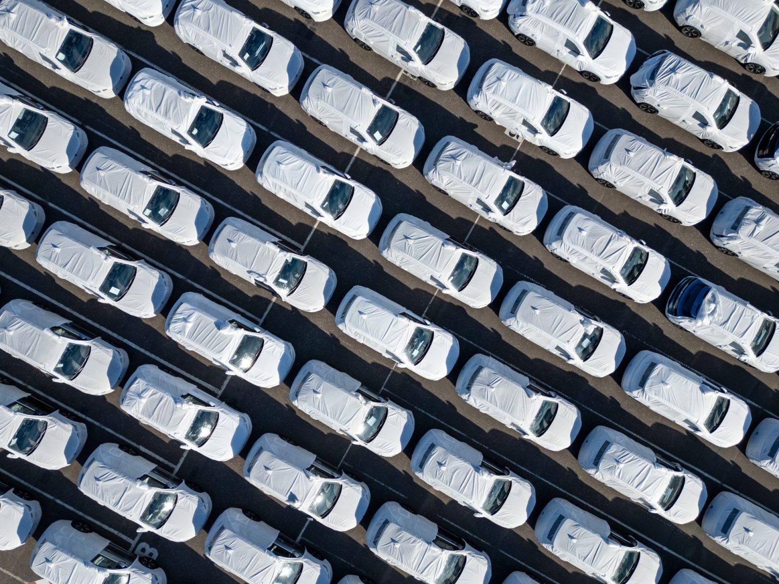 توقعات 2026: عودة قوية للسيارات التقليدية وتراجع زخم الكهربائية