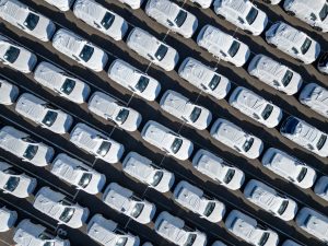 توقعات 2026: عودة قوية للسيارات التقليدية وتراجع زخم الكهربائية