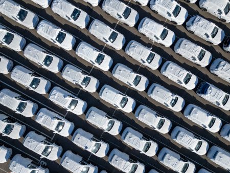 توقعات 2026: عودة قوية للسيارات التقليدية وتراجع زخم الكهربائية