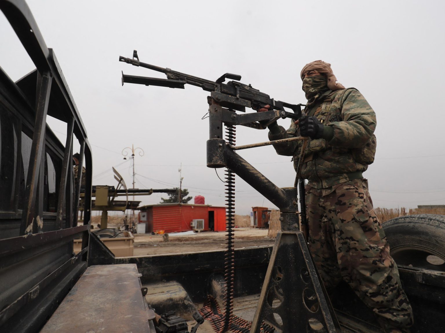 سانا: الجيش يفكك متفجرات زرعتها قسد في قناة مائية بريف الرقة