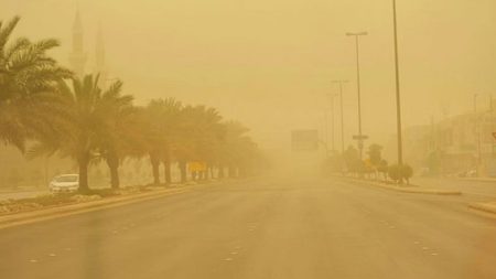 «الأرصاد» ينبّه بالإنذار الأحمر من تكوّن عوالق ترابية على منطقة نجران