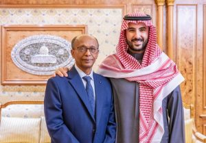 وزير الدفاع يشكر مدير ميناء المكلا على دوره البطولي