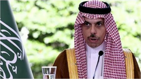 وزير الخارجية يبحث الأوضاع في المنطقة مع نظيره الإيراني