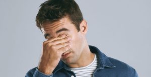 استشاري يحذر من عادة ضارة بالعين