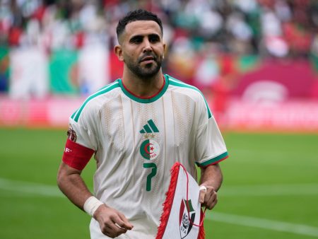 لقطة “عفوية” لرياض محرز مع طفلة صغيرة تشعل مواقع التواصل