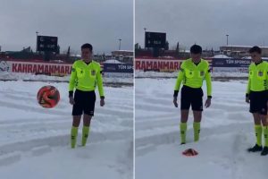 شاهد.. حكم يصر على اختبار ملعب غارق بالثلوج في الدوري التركي