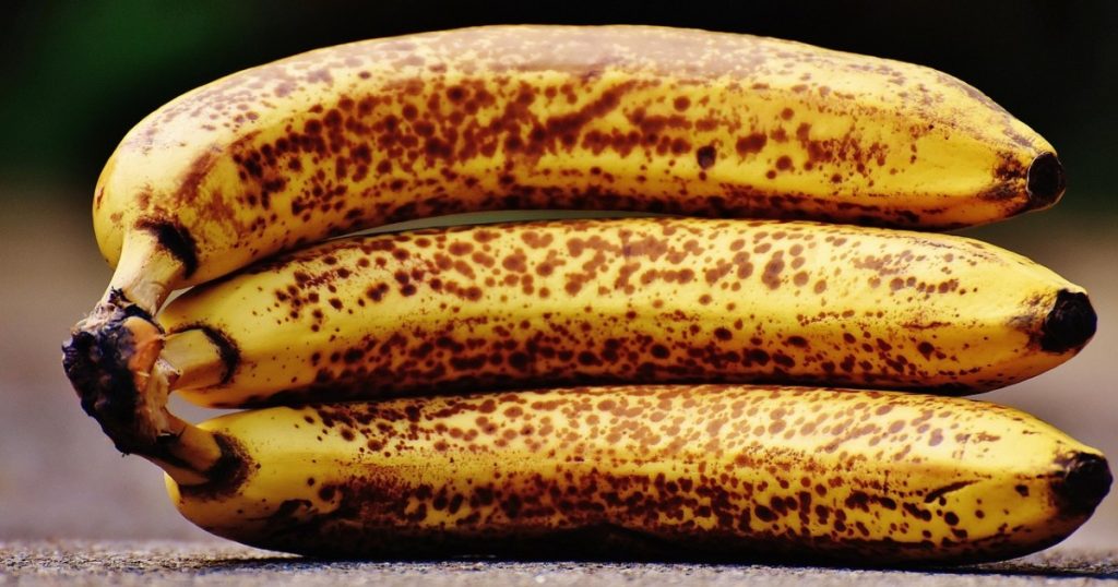 ليست مجرد سكريات.. لماذا يُحذر الخبراء من تناول الموز البني؟