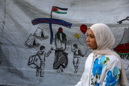 ريشة خلف الحصار.. طفلة توثق مأساة غزة من زاوية خيمة النزوح