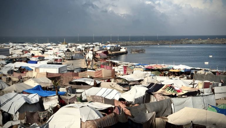 محاولات أهالي الخيام للتخفيف من الكارثة التي حلت بهم بعد المنخفض الجوي