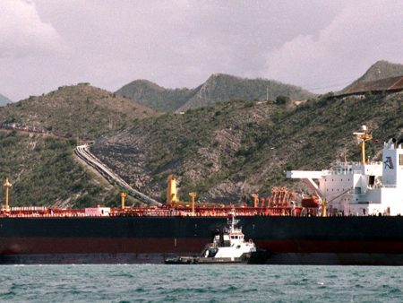 12 ناقلة نفط تغادر المياه الفنزويلية رغم الحصار الأميركي