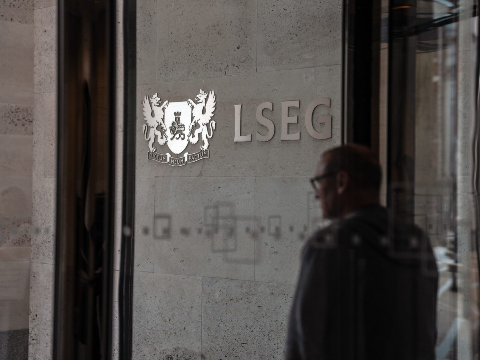 مستوى تاريخي للأسهم الأوروبية وبورصة لندن تتخطى 10 آلاف نقطة