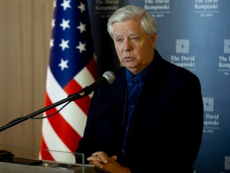 سيناتور: ترامب أعطى الضوء الأخضر لمشروع قانون عقوبات ضد روسيا