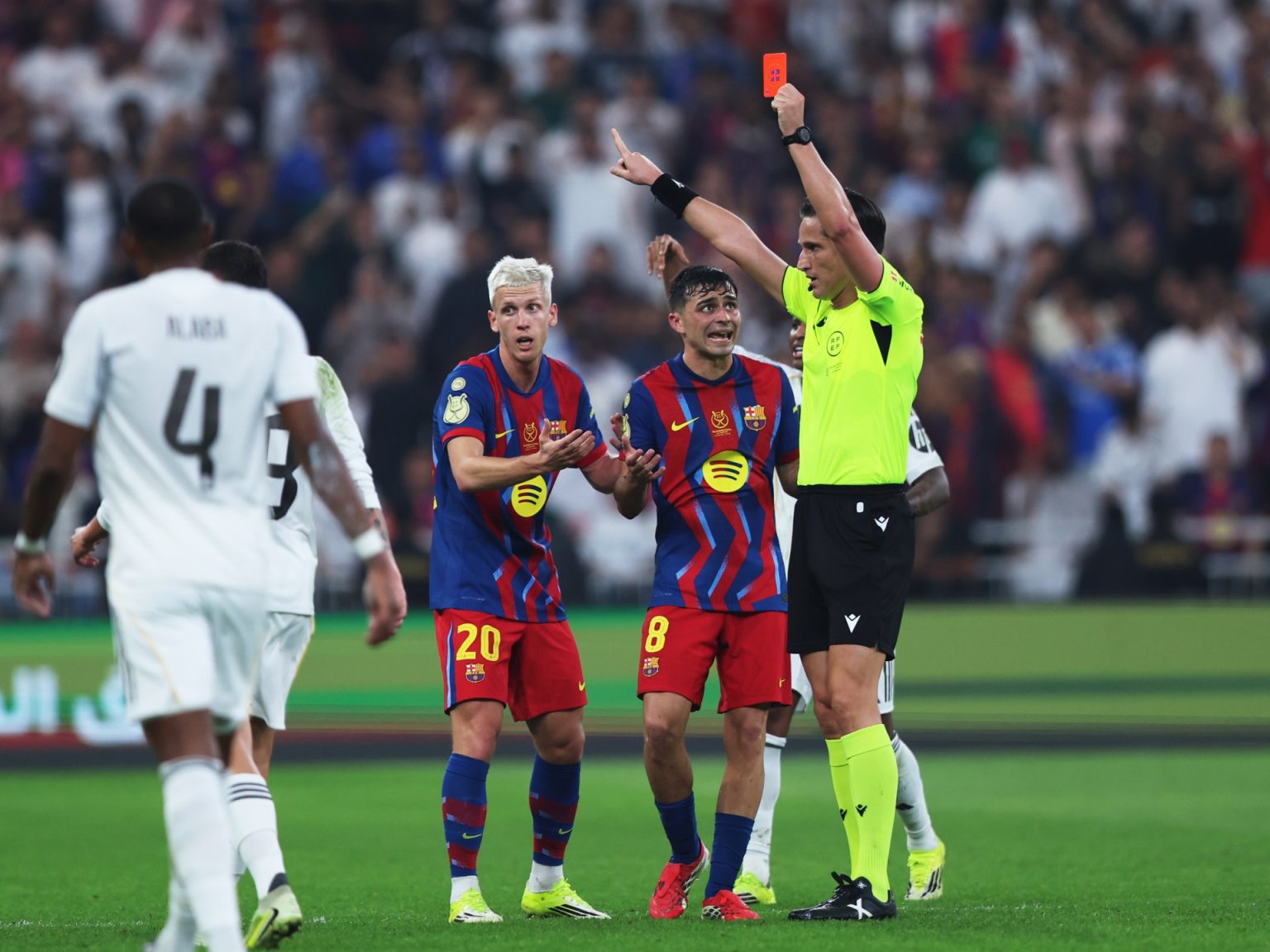 جدل حول قرارات حكم مباراة برشلونة وريال مدريد بكأس السوبر
