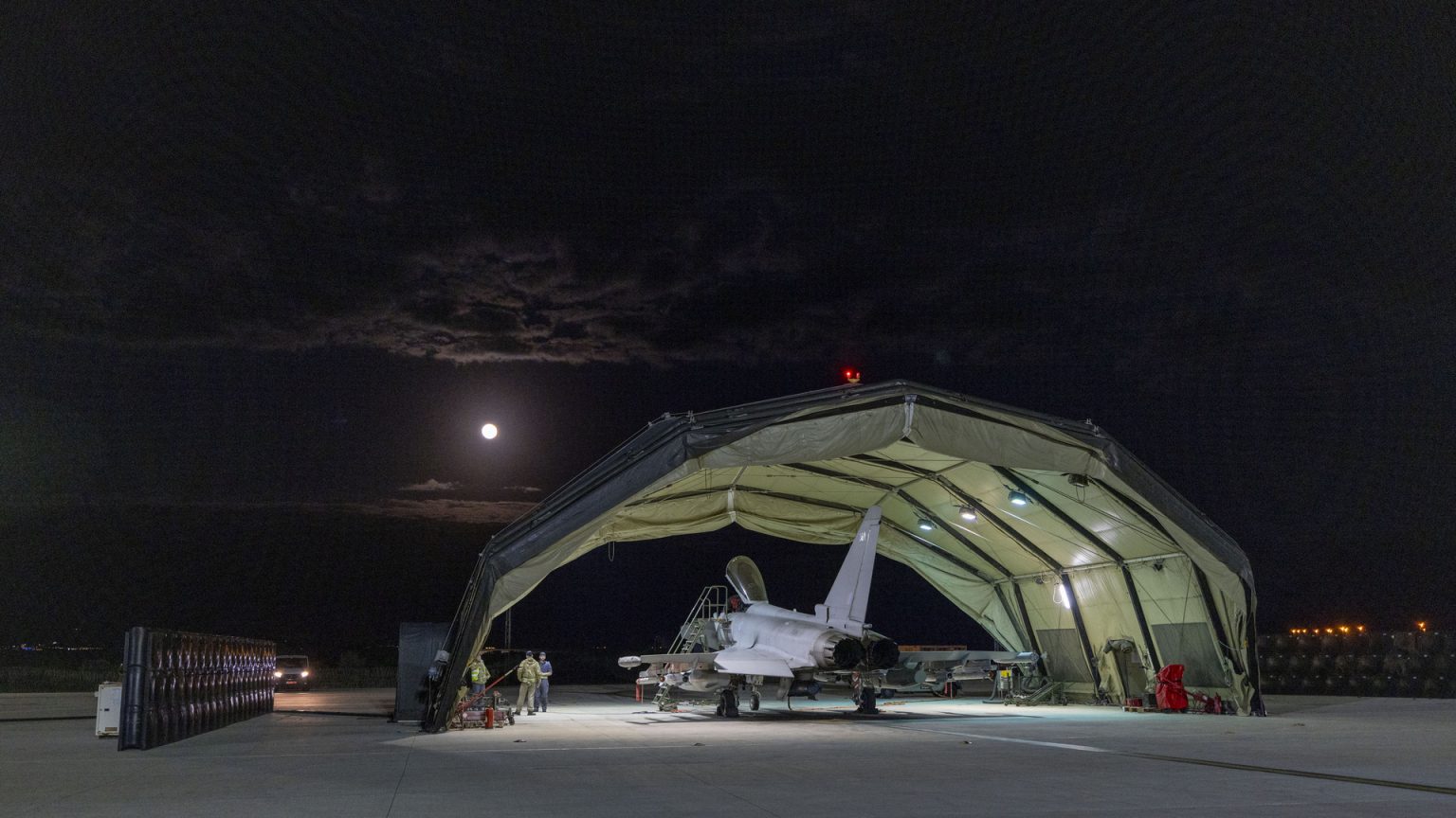 مغردون: هل تستعرض بريطانيا وفرنسا عضلاتهما بضرب سوريا؟