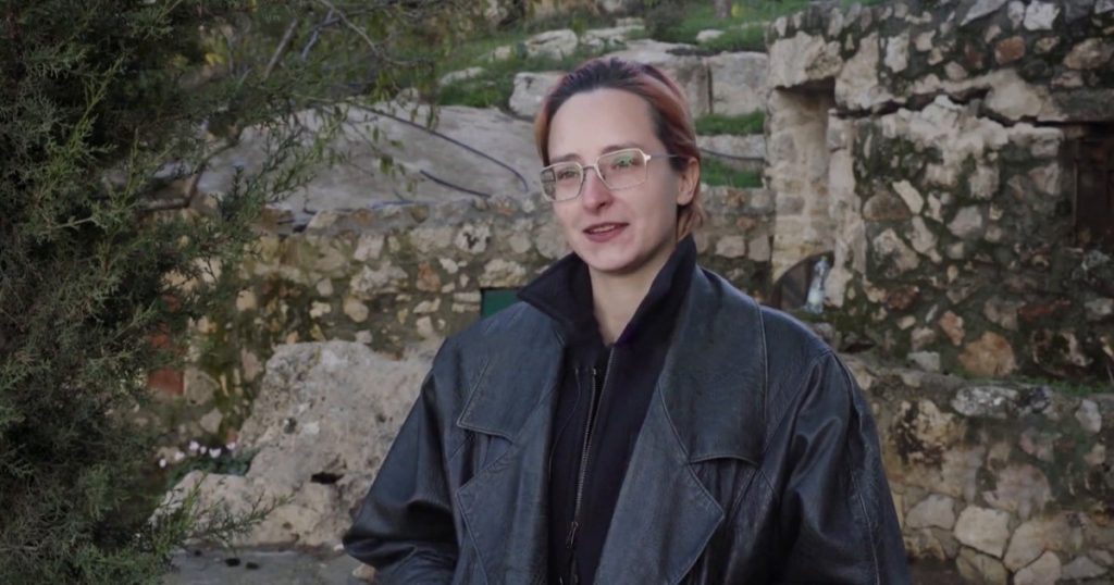 صحفية روسية تروي تفاصيل احتجازها على يد الاحتلال بمخيم نور شمس