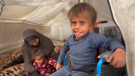 قضت بالحمّى الشوكية.. الطفلة “إلين” آخر ضحايا الحرب على صحة الغزيين