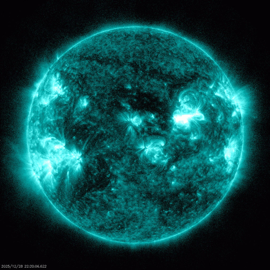 الشمس في ذروة نشاطها.. توهجات وكتل إكليلية تُنير السماء بالشفق القطبي